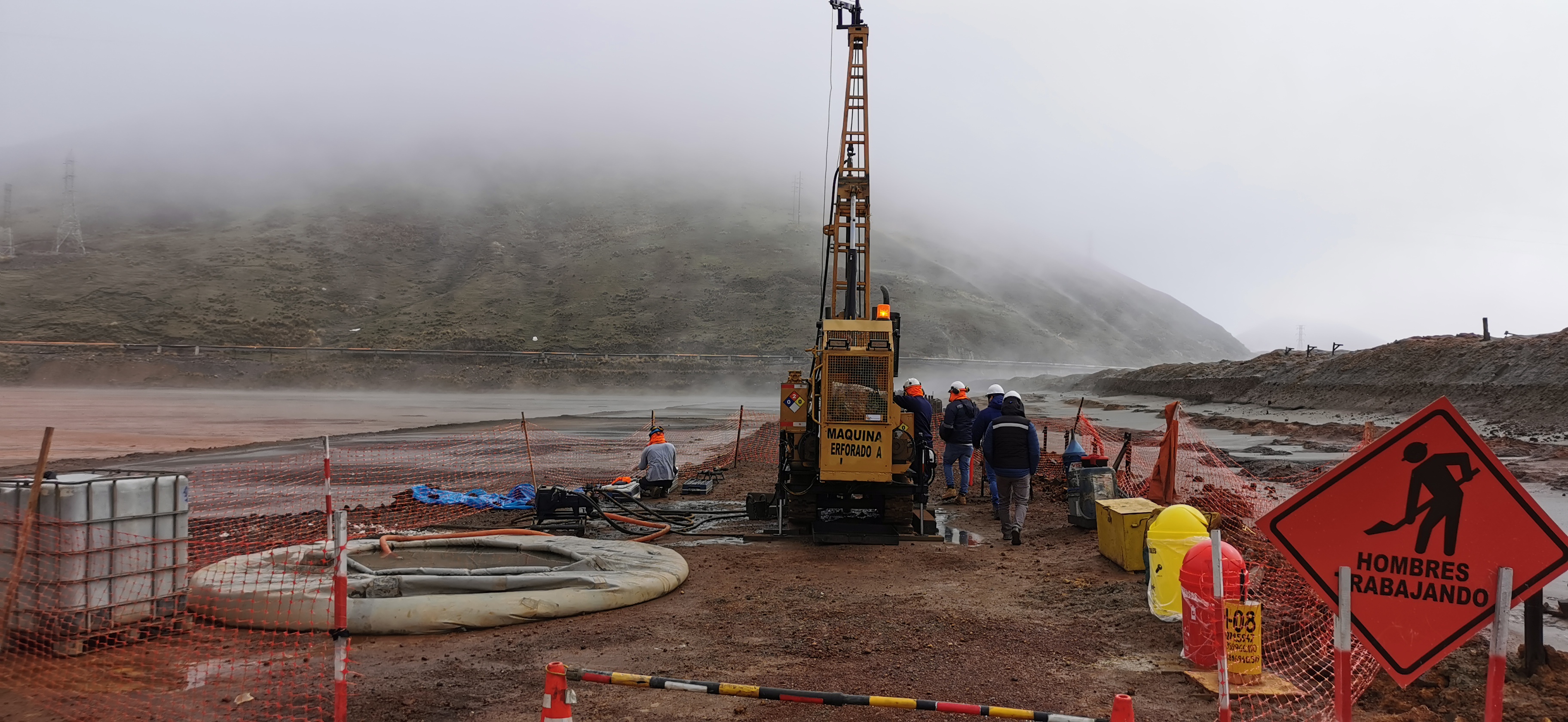 Sonda de perforación diamantina realizando investigación geotécnica profunda en campo minero